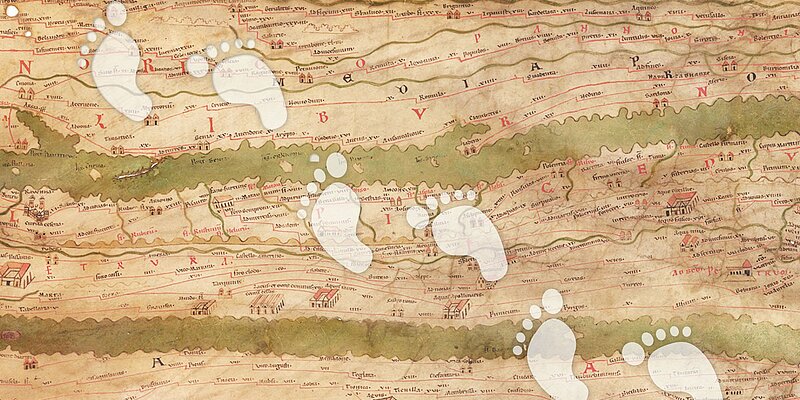 Alte Landkarte mit Fußabdrücken.