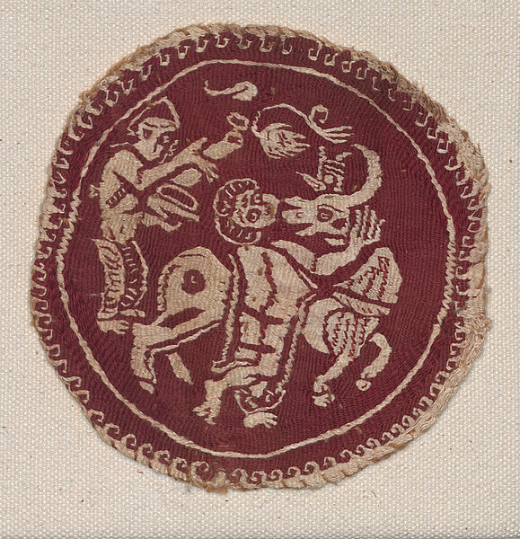 Kreisförmiges Stück Stoff in Rot mit darauf gewebter Szene mit Menschen und einem Pferd