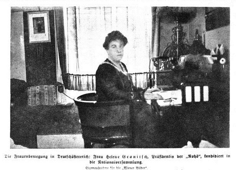 Abgeordnete Helene Granitsch am Schreibtisch, schwarz-weiß