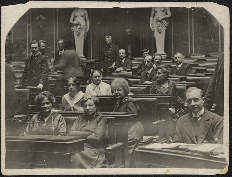 Abgeordnete im Sitzungssaal, 1919, schwarz-weiß