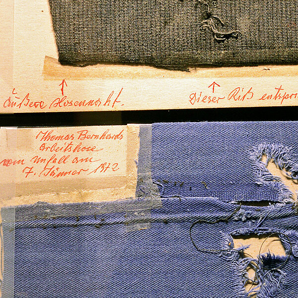Stoffreste von Thomas Bernhards Arbeitshose mit Beschriftung