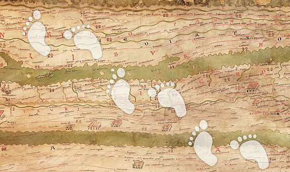 Alte Landkarte mit Fußabdrücken.