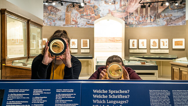 BesucherInnen der Dauerausstellung im Papyrusmuseum