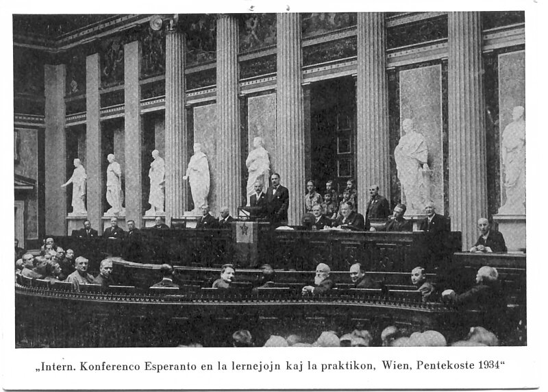 Internationale Konferenz „Esperanto in Schule und Praxis“. Am Rednerpult Friedrich Stockinger, Minister für Handel und Verkehr, Wien 1934