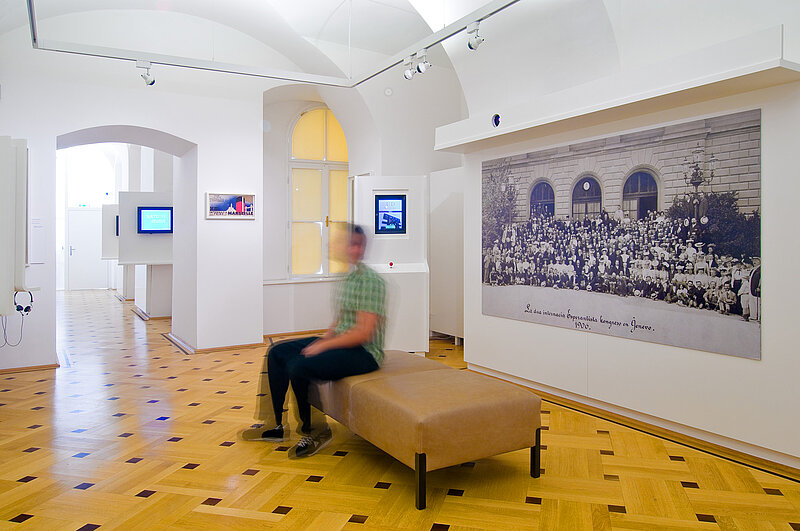 Esperantomuseum, Mann sitzend im Ausstellungsraum