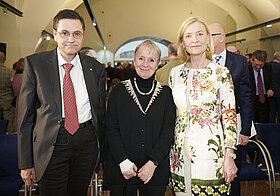 Foto von drei elegant gekleideten Personen.