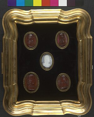 Tableau mit 5 Kameen von Philip Abraham, Montage und Rahmung 19. Jahrhundert, ÖNB, Bildarchiv und Grafiksammlung (Signatur: Tab. XIX, 1-5)