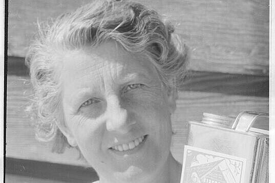 Schwarz-Weiß-Foto einer Frau.