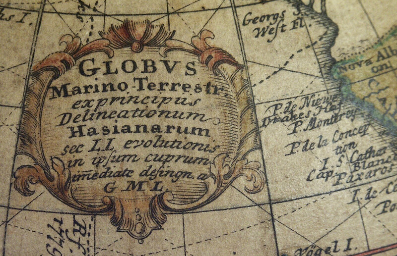 Detail, Kartenlegende auf Globus