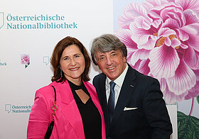 Zwei Personen posieren für ein Foto.