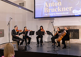 Ein Streicherquintett beim Musizieren