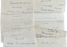Historische Katalogzettel mit den Namen und Nachlässen jener Komponistinnen, die in der Online-Ausstellung vertreten sind.