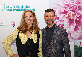 Zwei Personen posieren für ein Foto.