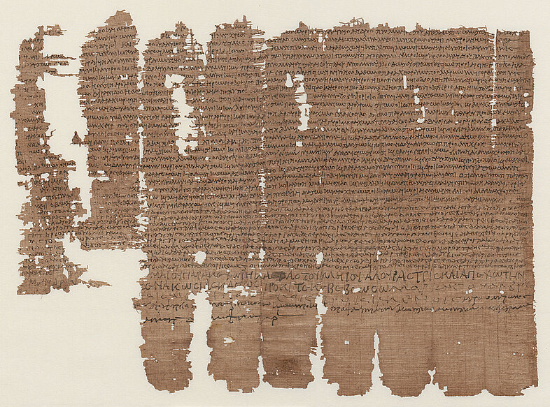 Papyrus mit eng geschriebenem Text.