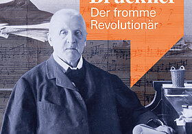 Plakat mit schwarz-weißem Foto von Person in schwarzem Gewand und oranger Grafik.