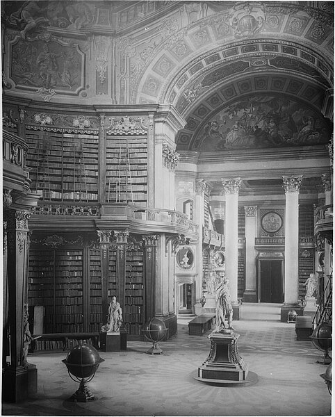 Prunksaal mit zweistöckigen Bücherregalen und Deckenfresko, schwarz-weiß