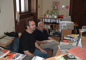 Wendelin Schmidt-Dengler mit Peter Seda im Sekretariat des Literaturarchivs