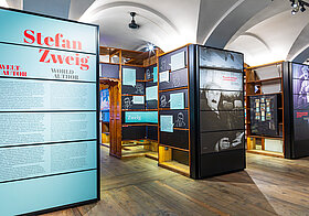 Foto vom Ausstellungsraum mit Bildern und Texten von Stefan Zweig.