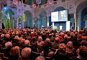 Auditorium in einem festlich geschmückten Saal.