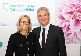 Zwei Personen posieren für ein Foto. 