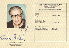 Alter Reisepass mit Foto von grauhaariger Person mit Brille.
