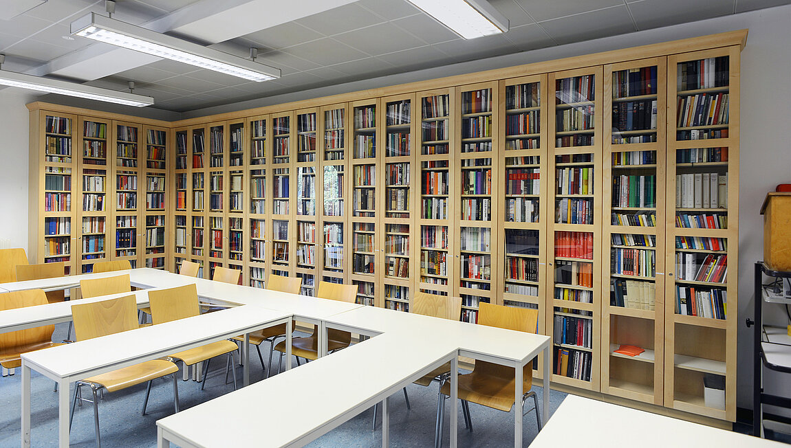 Schmidt-Dengler-Präsenzbibliothek, Bücherregale, davor Tische