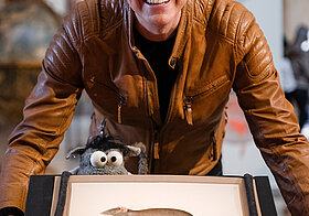 Foto von Person und Ratten-Handpuppe mit einem Ratten-Aquarell.