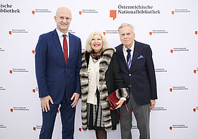 Drei Menschen posieren für ein Foto.