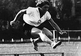 Die Leichtathletin Lisl Perkaus beim Training für den Hürdenlauf