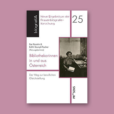 Buchcover mit schwarz-weißem Foto von Frau in Bücherei, lila Rand