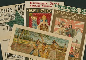 Vier bunt illustrierte Plakate.