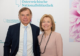 Zwei Personen posieren für ein Foto.
