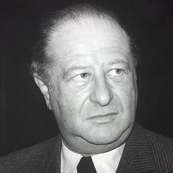 Porträt-Foto von Bruno Kreisky im Anzug, schwarz-weiß