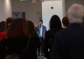 Guillermo David bei seiner Rede zur Ausstellungseröffnung