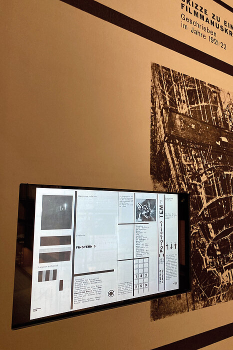 Foto von Touchscreen an Museumswand.