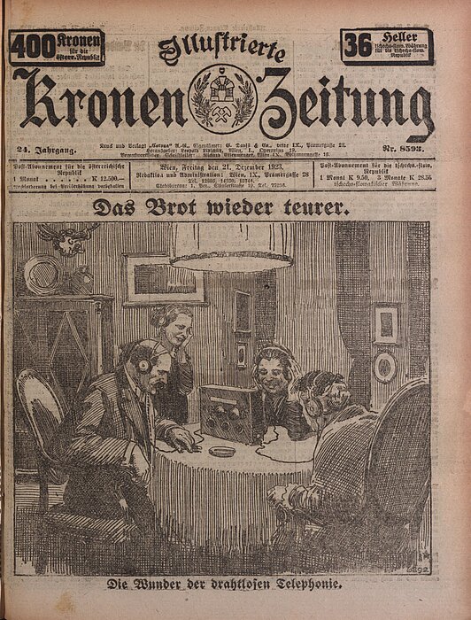 Alte Zeitungstitelseite, eine Zeichnung von einer vierköpfigen Familie, die mit Kopfhörern Radio hört.