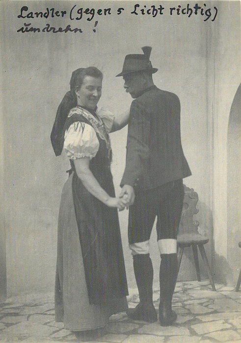Schwarz-weißes Foto von Tanzpaar in Tracht.