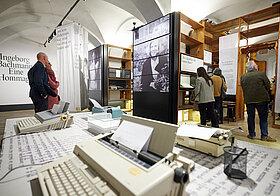 Gruppe schaut sich eine Ausstellung an.