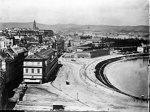 Franz-Josefs-Kai. Blick von der Franz-Joseph-Kaserne auf den bereits trassierten Kai, das Rotenturmtor wurde schon geschleift, Juni 1858