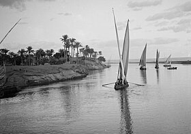 Zwei schwarz-weiße Fotos nebeneinander von Segelbooten auf dem Wasser.