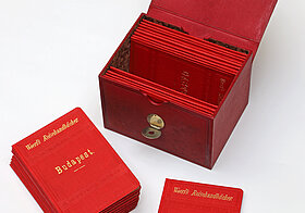 Die Schatulle mit den 22 Reisehandbüchern aus der Bibliothek von Kaiserin Elisabeth.