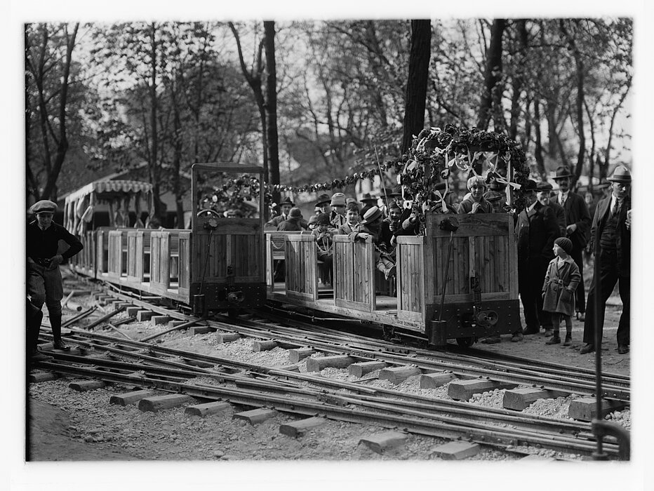 Schwarz-Weiß Foto von einer Fahrt mit einer Bahn. 