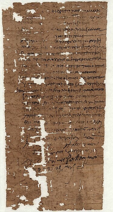 Langes Stück Papyrus, löchrig.
