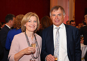 Zwei Personen mit Sekt auf Veranstaltung