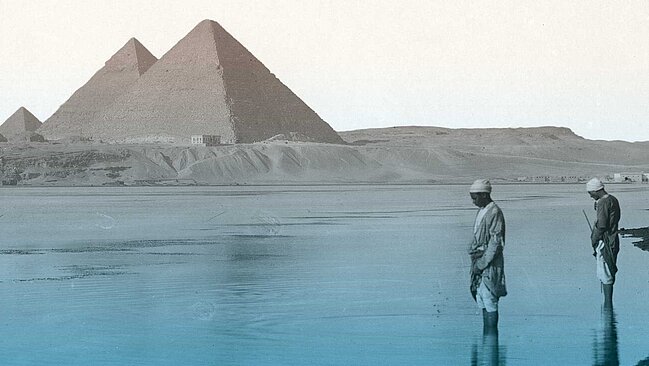 Subject of the exhibition: Picture of the pyramids of Giza, in the foreground the Nile, coloured in afterwards.