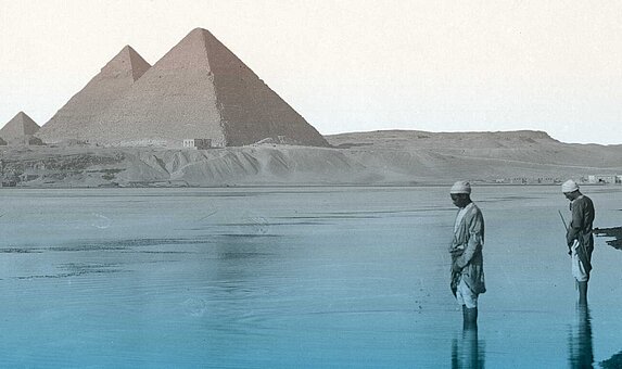 Sujet zur Sonderausstellung: Bild der Pyramiden von Gizeh, im Vordergrund der Nil; nachträglich coloriert