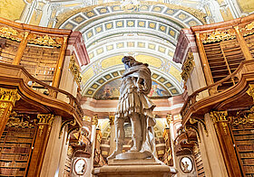 Statue von Karl VI. im Prunksaal aus der Froschperspektive.
