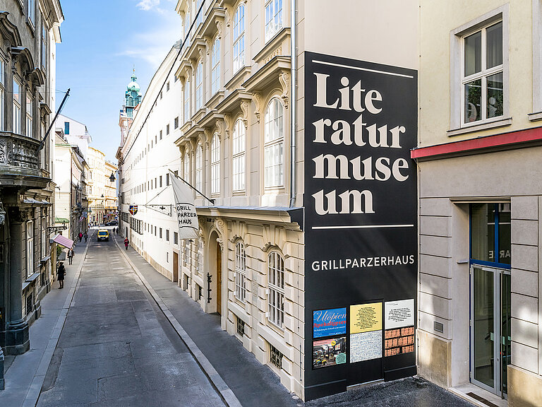 Straße mit Gebäuden, auf dem rechten Haus steht "Literaturmuseum"