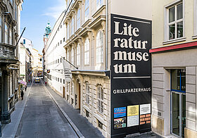 Straße mit Gebäuden, auf dem rechten Haus steht "Literaturmuseum"