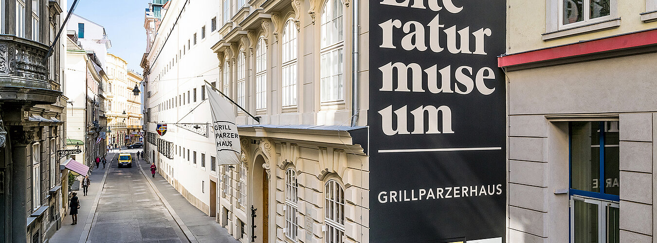 Straße mit Gebäuden, auf dem rechten Haus steht "Literaturmuseum"